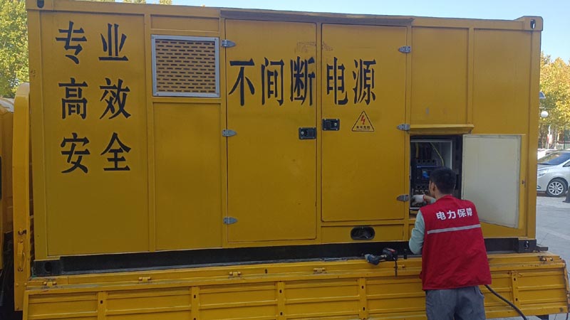景洪柴油发电机组和UPS电源配合使用时，如何避免切换过程中的电力中断？